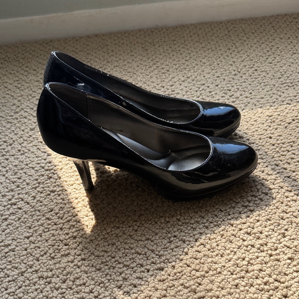 Classic Women's Black Patent Pump by Kelly & Katie